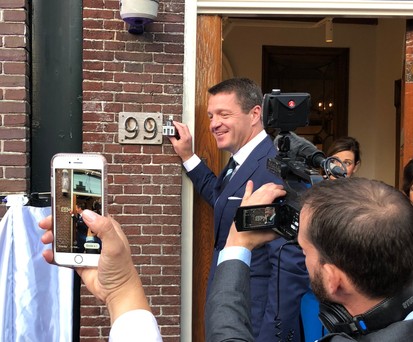 KLM-Chef Pieter Elbers präsentiert das 99. KLM-Haus: Das Gründerhaus von Douwe Egberts in Joure.