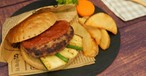 Der Burger von Zipair: Die Grillen sind in Pulverform verarbeitet.