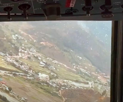 Die Landung in Paro aus dem Cockpit einer ATR  42 aus gesehen.