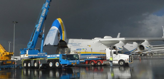 Sie fliegt mit der Kennzeichnung UR-82060 für Antonov Airlines Spezialgüter durch die Welt.