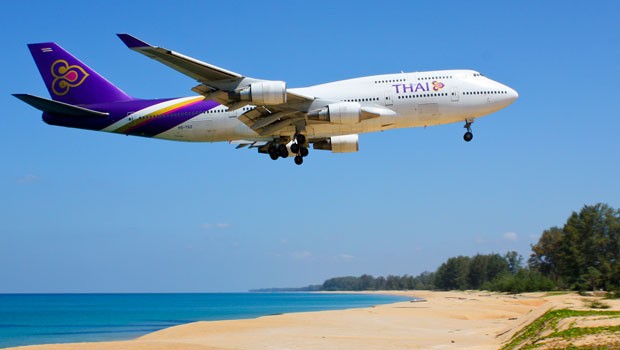 Thai Airways International ergatterte den fünften Platz. That Airways ist eine von wenigen Airlines, die ihren Flugbegleiterinnen vorschreibt, vor dem Boarding die Uniform zu wechseln: Vom lila Firmendress in die Traditionale Thai-Kluft.