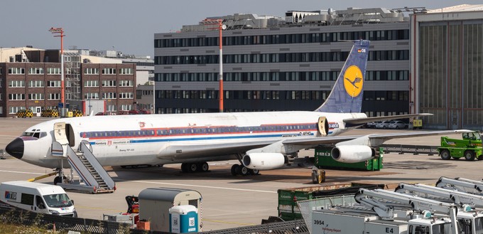 ... entfernt und umgeparkt. Der Jet trägt ...