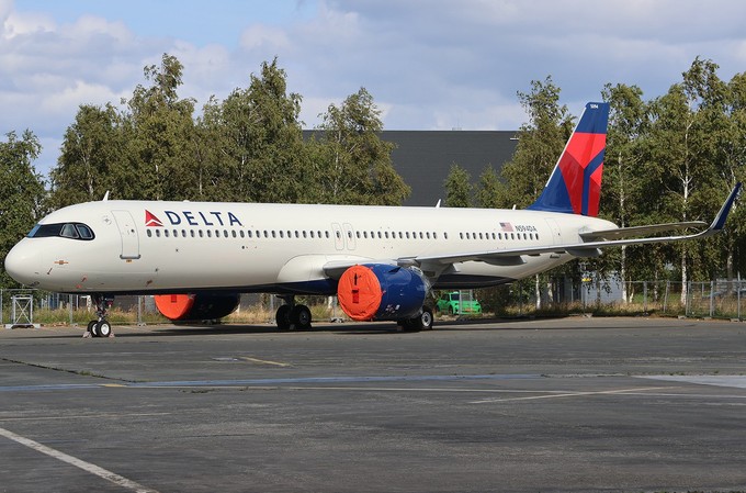 Der Airbus A321 Neo mit dem Kennzeichen N594DA am 21. August 2025 in Amsterdam.