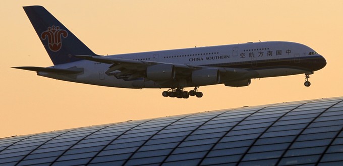 <strong>China Southern Airlines:</strong> Die chinesische Fluggesellschaft nutzte ihre Superjumbos auch in der Pandemie. Zwei ihrer fünf A380 musterte China Southern Airlines aber im Herbst 2021 aus, im Februar 2022 <a href="https://www.aerotelegraph.com/erstmals-wurden-airbus-a380-in-den-usa-registriert">gingen sie in die USA</a>. Ihre anderen drei Superjumbos haben Mitte Oktober beziehungsweise Anfang November 2022 ihre <a href="https://www.aerotelegraph.com/china-southern-mit-letzten-airbus-a380-fluegen">letzten Passagierflüge absolviert</a>.