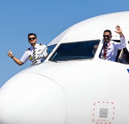 Piloten von Air Asia: Künftig sollen sie viel weiter fliegen.