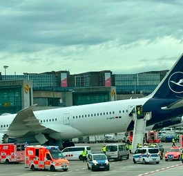 D-ABPQ: Die Boeing 787-9 liegt mit der Nase auf dem Boden.