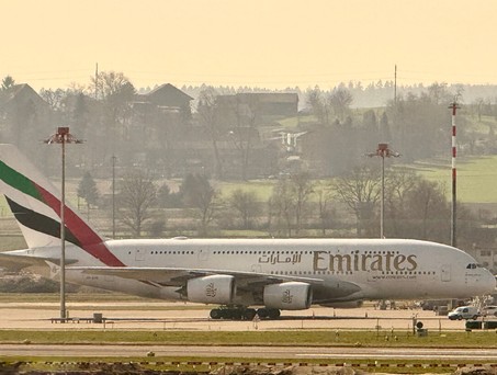 Zu Beginn des Iran-Kriegs in Zürich geparkter Airbus A380 von Emirates: Die Golfairline sieht beste Buchungszahlen.
