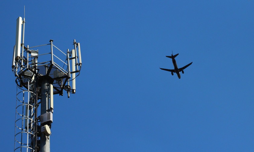 Funkmast und Flugzeug: Drohen Probleme?