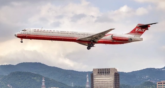 Die McDonnell Douglas MD-83 von Far Eastern Air Transport: WuUrde jetzt verkauft.
