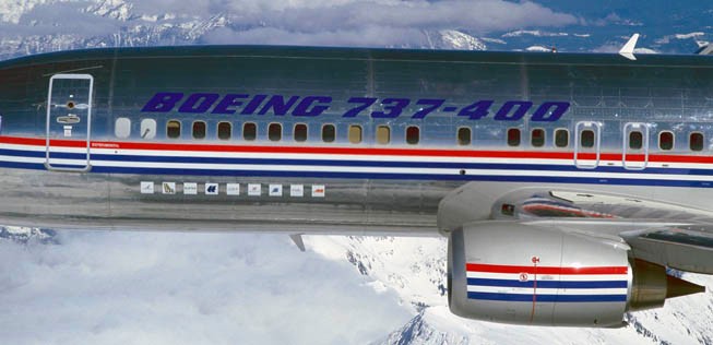 Die Boeing 737-400 war eine nochmals gestreckte Version der 737-300 mit mehr Kapazität und Reichweite. Sie wurde lanciert, um der Konkurrenz durch den Airbus A320 und die McDonnell Douglas MD-80 die Stirn bieten zu können. Sie kann bis zu 188 Passagiere transportieren.
