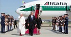 Der Papst bei einem USA-Besuch im Jahr 2008 mit dem damaligen Präsidenten George W. Bush und seiner Frau Laura.