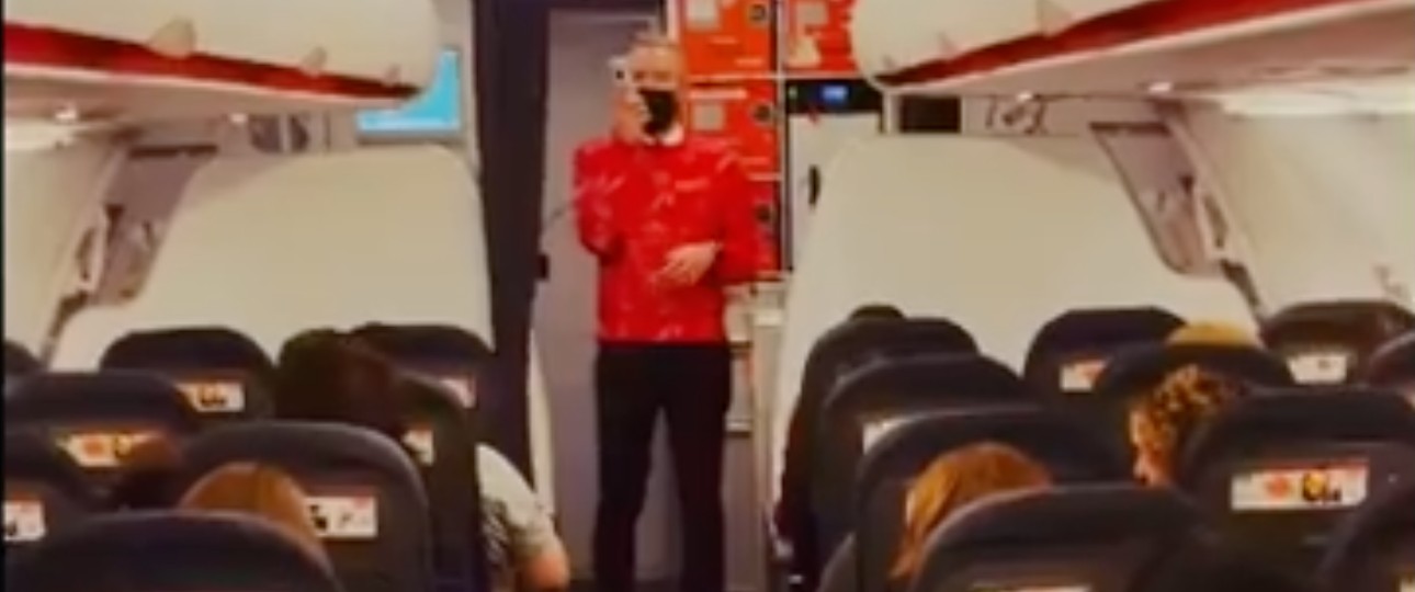 Weihnachtspulli und Weihnachtslied: Flugbegleiter Jonathan Jautard von Easyjet.