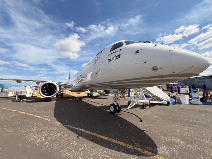 Emrbaer stellt ihre E2-Jets aus.