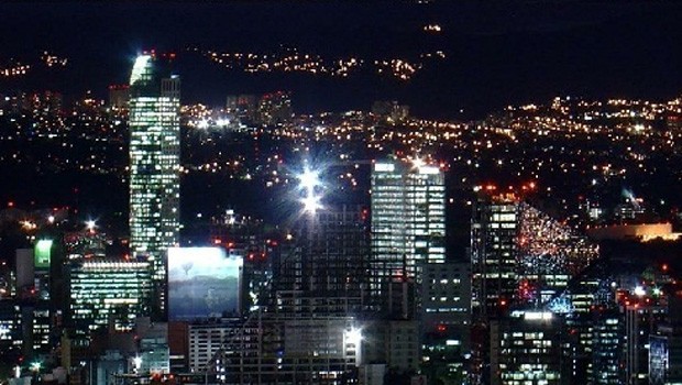 Rang 8: Süd- und Nordamerika. Plus 2 Prozent, 47,4 Millionen Passagiere. (Mexico City bei Nacht)