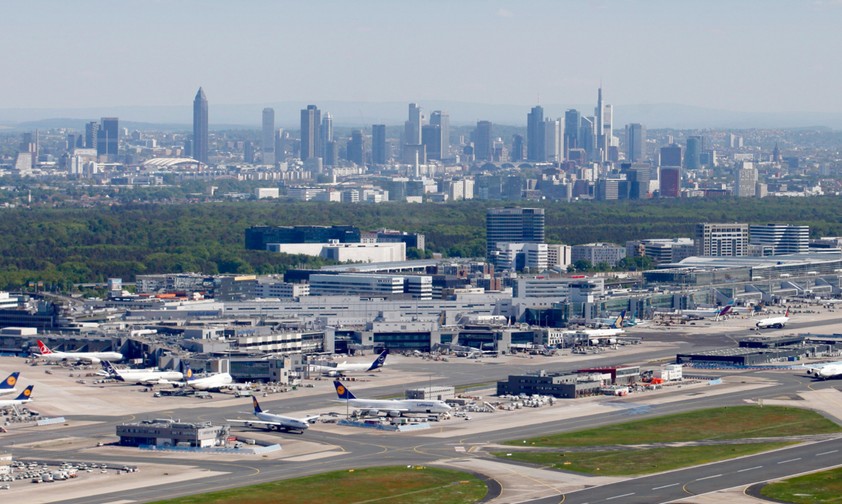 Deutschlands größer Flughafen in Frankfurt: Künftig in der Pflicht, Unterkünfte bereitzustellen?