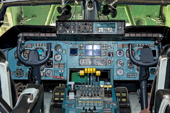 Die Instrumente des An-225-Cockpits aus der Nähe.