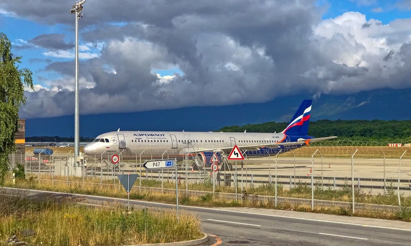 Airbus A321 von Aeroflot in Genf (Archivbild 2022): Steht noch immer am Flughafen - und verwittert.