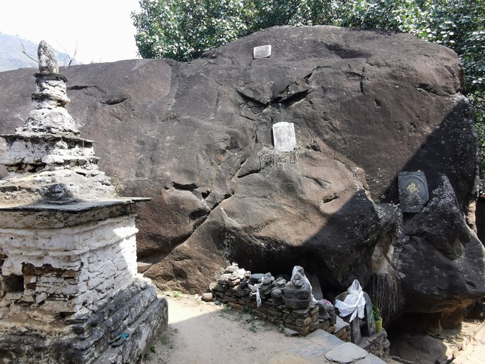 Guru Rinpoche soll unter diesem Felsbrocken in einer Höhle meditiert haben