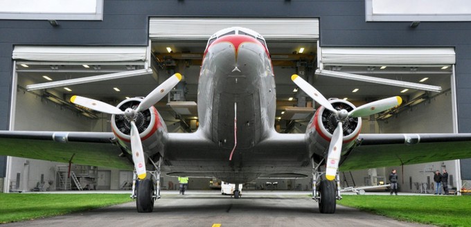 Vor der Vergabe der Betriebserlaubnis, durfte das Flugzeug nur Vereinsmitglieder und Sponsoren zu Rundflügen mitnehmen.