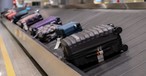 Koffer auf dem Gepäckband am Flughafen: immer seltener warten Reisende vergebens.