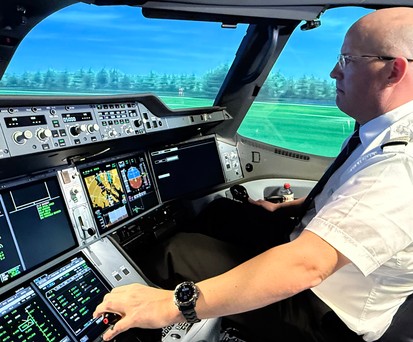 Ein Pilot von Swiss im Simulator: Ausbildung ist neu vor der Haustür möglich.