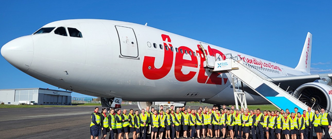 Air-Tanker-A330 in Jet-2-Bemalung: Es geht zu Sonnenzielen.
