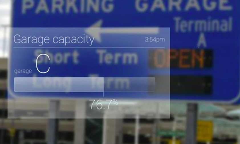 Bei der Ankunft am Abflug-Flughafen zeigt die Google-Brille, in welcher Garage noch Platz ist.
