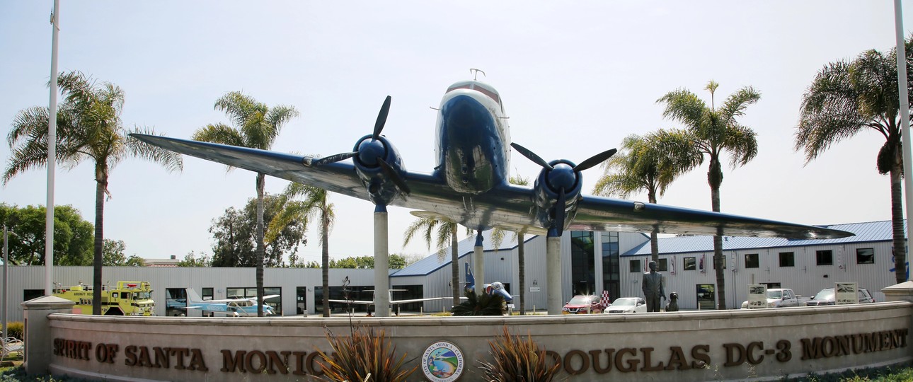 Das Douglas DC-3 Monument am Flughafen Santa Monica: 2028 endet der Flugbetrieb dort auch für moderne Flugzeuge.