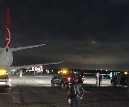 Die Boeing 737 von Turkish Airlines: Flug TK467 landete im Gras.