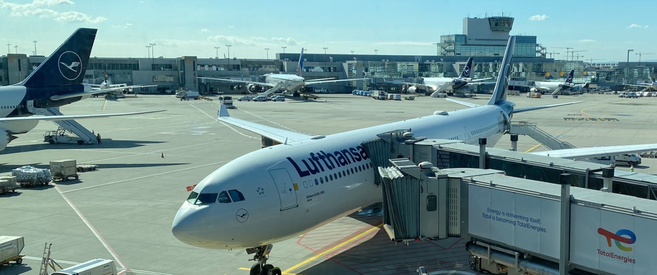 Airbus A330 von Lufthansa vor einem Flug von Frankfurt in die USA: Nordamerika-Flüge sind auch betroffen.