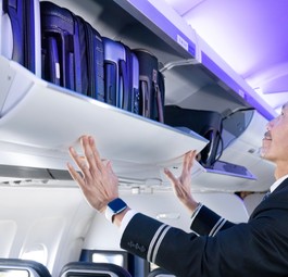 Flugbegleiter von United Airlines: Pins sind nur noch mit US-Flagge erlaubt.