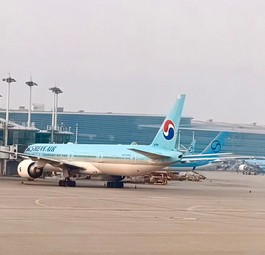 Flughafen Incheon mit Flugzeugen von Korean Air: Flughafenchef und der Präsident des Landes streiten öffentlich.