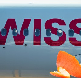 Airbus A320 von Swiss und eine Mandarine: Bitte nicht heimlich essen.