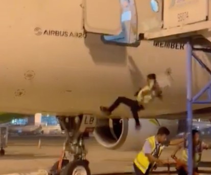 Mann fällt aus Tür von Airbus A320 und überlebt