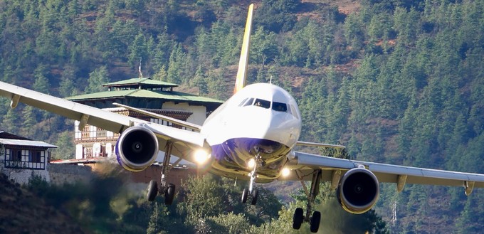 Schon der Anflug auf Paro, den internationalen Flughafen von Bhutan, ist spektakulär.