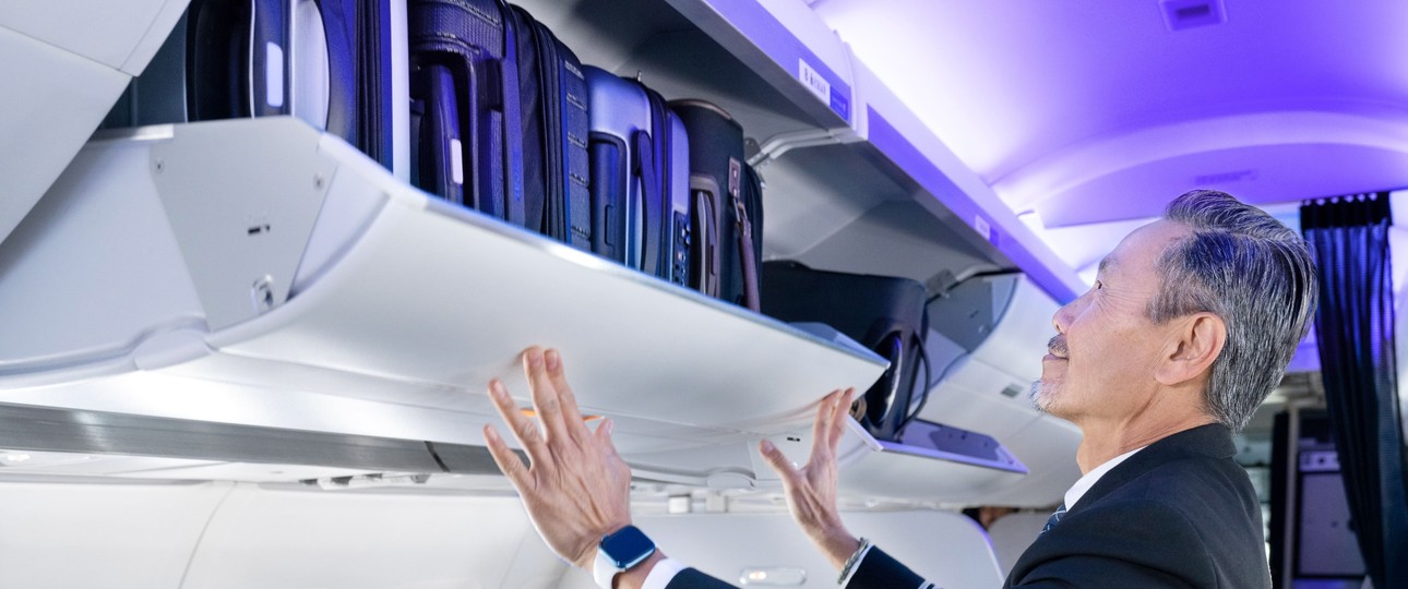 Flugbegleiter von United Airlines: Pins sind nur noch mit US-Flagge erlaubt.