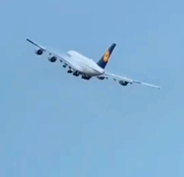 Airbus A380 von Lufthansa: Ein Kapitän winkte mit den Tragflächen.