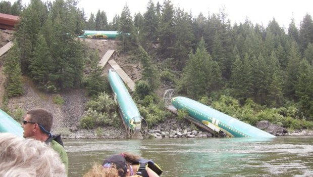 «Waren beim Rafting, sahen ein paar 737-Rümpfe im Fluss, keine große Sache», schrieb Reddit-Nutzer roro_fuzz als Kommentar zu seinen surrealen Bildern.