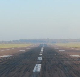 Flughafenpiste: Momentan herrscht kaum Verkehr.