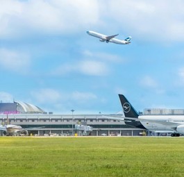 Boeing 787-9 von Lufthansa am Flughafen Singapore Changi: Die Montage zeigt, wie das aussehen könnte.