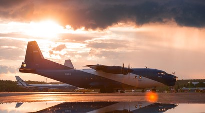 Eine Antonov An-12: Das Flugzeug kann bis zu 20 Tonnen Fracht transportieren.  