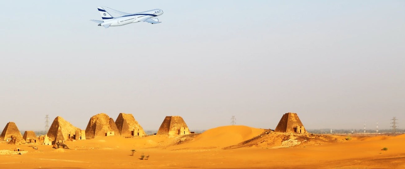 Dreamliner from El Al above Nubian pyramids (mock-up): The Israeli airline crossed Sudan for the first time.