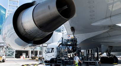 Betankung einer Boeing 747 von Lufthansa: IN Frankfurt ist Kerosin knapp.