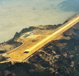 Der neue Flughafen Hechi: Zum Bau wurden Hügel abrasiert.