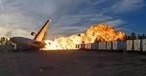 Der Moment des Unfalls: Die McDonnel Douglas MD-11 geht in einem Feuerball auf.