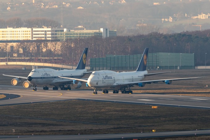 Zwei Flugzeuge nebeneinander auf der 07L/25R.