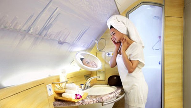 Auch einen kleinen Wellnessbereich mit Dusche können Emirates-Premiumkunden im A380 nutzen.