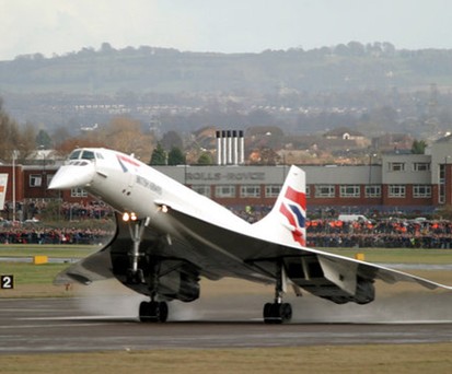 Die Concorde war der erste Überschall-Passagierjet im Linienflugdienst. Obwohl sie 2003 zum letzten Mal abhob, sind Bilder des legendären Flugzeuges bis heute so präsent, dass man sich an ihren eigentlich ungewöhnlichen Anblick fast gewöhnt hat. Dabei ist doch zum Beispiel die absenkbare Nase eine echter Hingucker.
