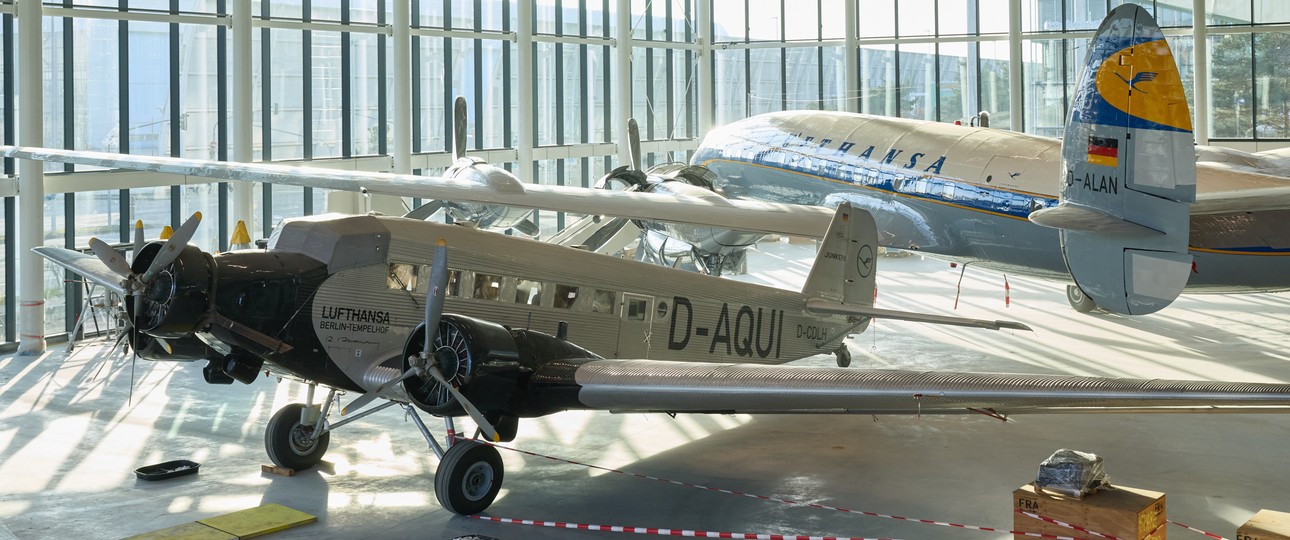 Im neuen Besucherzentrum: Lufthansas historische Flugzeuge Junkers Ju 52 (vorne) und die Lockheed L-1649A Super Star.