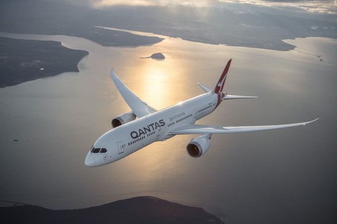 Die australische Airline fliegt auch von Sydney über Perth nach Paris (QF33/34). Dabei legt eine Boeing 787-9 (im Bild) 17.548 Kilometer zurück.